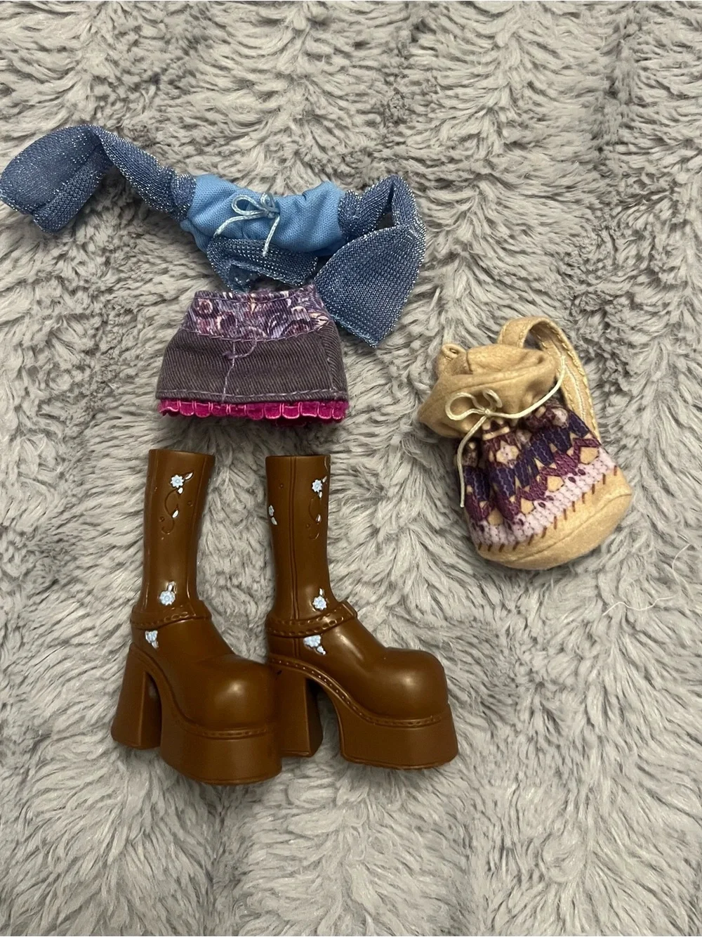 First Edition 2001 Yazmin Bratz Doll Original Outfits.